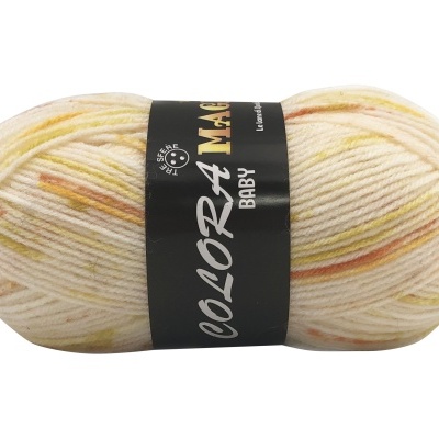 Novelo de lã creme com manchas amarelas e cor de ferrugem, etiqueta preta, fundo branco