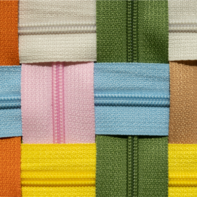 Zíperes coloridos dispostos em padrão quadriculado