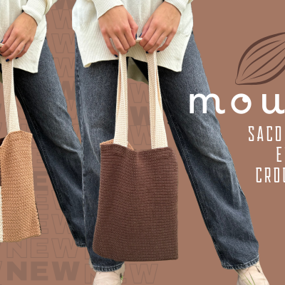 Duas bolsas tote em crochet, com padrões marrons, exibidas por uma pessoa