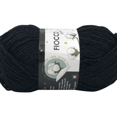 Novelo de lã preta com etiqueta branca escrita Fiocco e ilustração de algodão