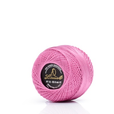 Esfera de linha cor-de-rosa com etiqueta preta no centro em fundo branco