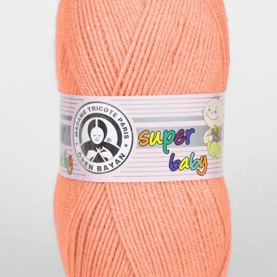 Novelo de lã cor de pêssego com etiqueta colorida e desenhos de bebé