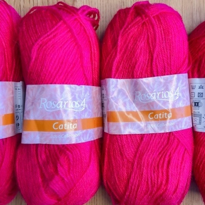 Novelos de lã rosa Rosários 4 Catita com rótulo em madeira clara