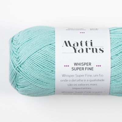 Novelo de lã azul claro com etiqueta branca Matti Yarns Whisper Super Fine.