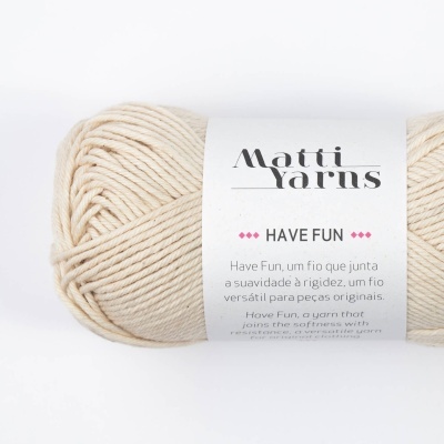 Novel de fio de algodão bege claro Matti Yarns Have Fun com etiqueta branca