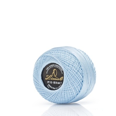 Rolo de linha azul claro com etiqueta preta e dourada