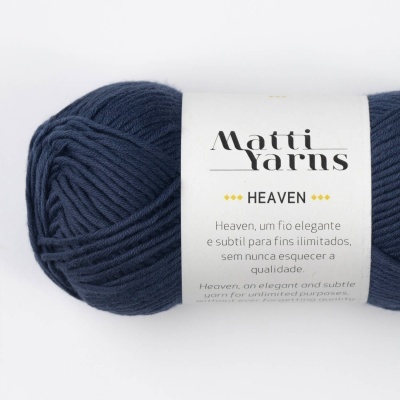 Novelo fio azul escuro Matti Yarns Heaven com etiqueta branca
