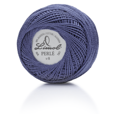 Rolo de linha algodão azul Linel Perlé Nº 8 em fundo branco