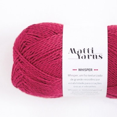 Novelo de fio vinho Matti Yarns Whisper com etiqueta branca