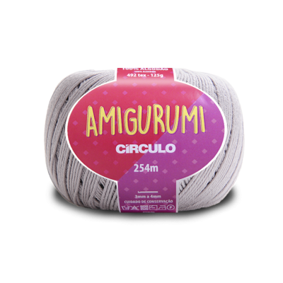 Novelo de fio de algodão cinza claro com etiqueta roxa e rosa AMIGURUMI