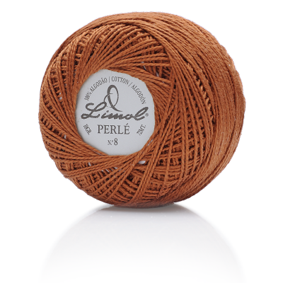 Novelo de linha de algodão castanho com etiqueta branca e texto