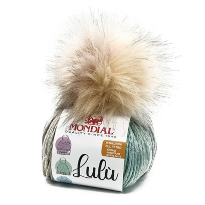 Novelo de lã Mondial Lulù verde com rótulo branco e pompom bege