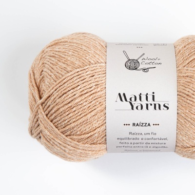 Novelo de fio bege com etiqueta Matti Yarns Raízza