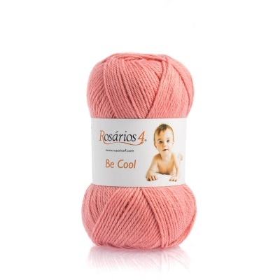 Novelo de lã cor de rosa claro com etiqueta branca e texto 'Rosários 4' e 'Be Cool'