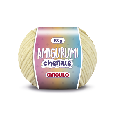 Novelo de fio chenille amarelo claro com etiqueta colorida e texto.