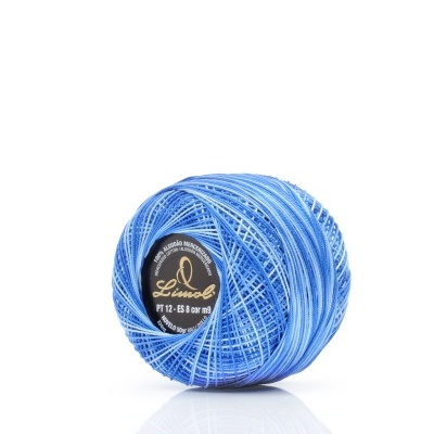 Rolo de linha azul com etiqueta preta e dourada