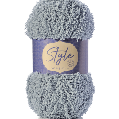 Novelo de fio cinzento claro com etiqueta 'Style' roxa