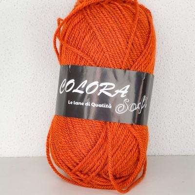 Novelo de lã laranja com etiqueta preta colorida