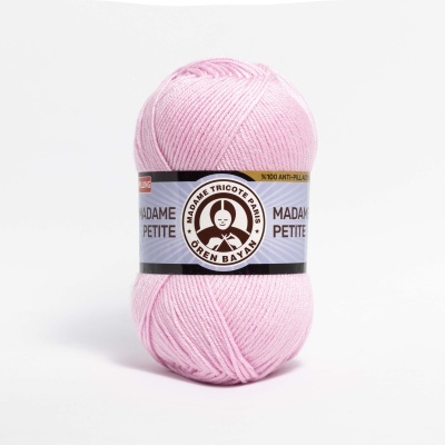 Novelo de lã cor-de-rosa claro com etiqueta MADAME PETITE