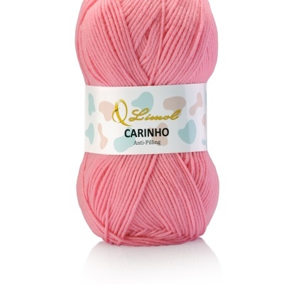 Novelo de lã rosa com etiqueta branca e texto