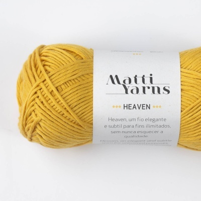 Novelo de lã amarelo com rótulo branco Matti Yarns Heaven