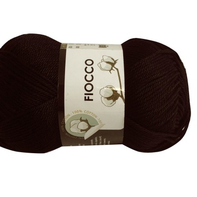 Novelo de fio de algodão castanho escuro com rótulo FIOCCO