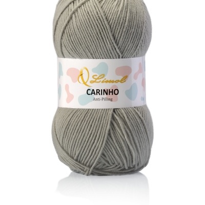 Novelo de lã cinzenta clara com etiqueta branca