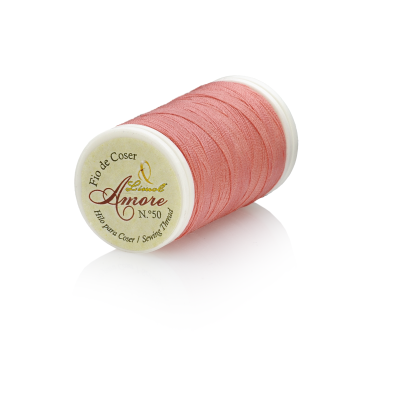 Rolo de linha de coser cor salmão com etiqueta branca Amore N.º50
