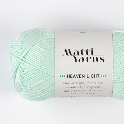 Novelo de fio de lã verde claro com etiqueta Matti Yarns Heaven Light