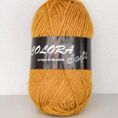 Novelo de lã amarelo-mostarda com etiqueta preta e branca