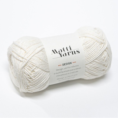 Novelo de fio de lã branco da marca Matti Yarns com etiqueta