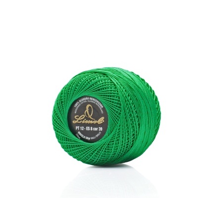 Novelo de linha verde com etiqueta preta no centro