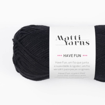 Novelo de fio preto com rótulo branco da marca Matti Yarns e texto HAVE FUN.