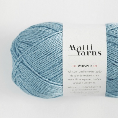 Novelo de fio azul claro Matti Yarns com etiqueta branca