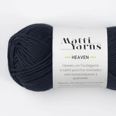 Novelo de fio azul escuro com etiqueta branca Matti Yarns Heaven