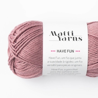 Novelo de fio rosa Matti Yarns com etiqueta 'Have Fun'