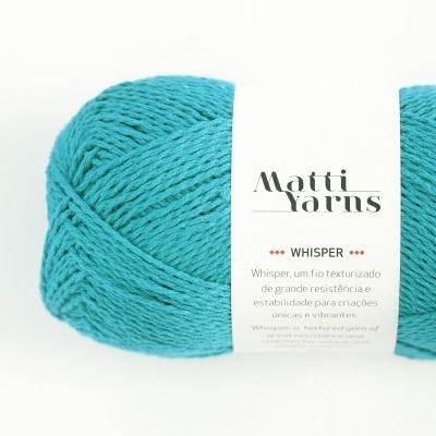 Novelo de fio texturizado azul turquesa com etiqueta branca da marca Matti Yarns Whisper