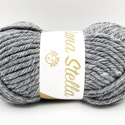 Novelo de lã cinzenta grossa com etiqueta branca e texto dourado