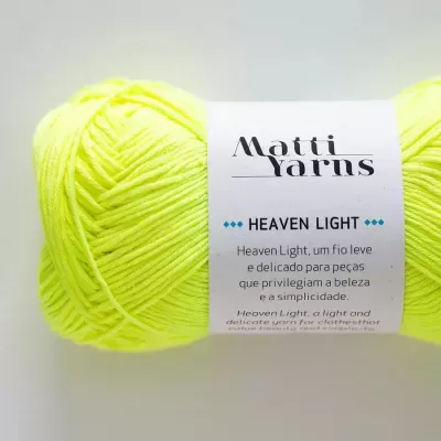 Novelo de lã amarelo fluorescente com rótulo branco da marca Matti Yarns