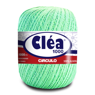 Novelo de fio de algodão Cléa 1000 verde claro da marca Circulo com rótulo colorido.