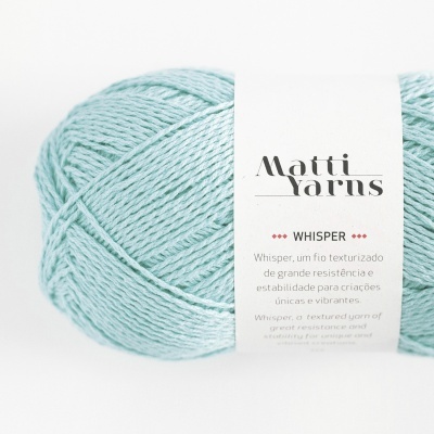 Novelo de fio texturizado azul claro Matti Yarns Whisper com etiqueta branca