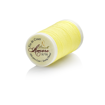 Carretel de linha de coser amarela marca Amore