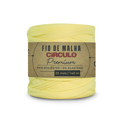 Rolo de fio de malha amarelo com etiqueta de papel com informações da marca e composição.