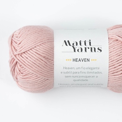 Novelo de fio rosa claro com etiqueta branca da marca Matti Yarns e descrição do produto