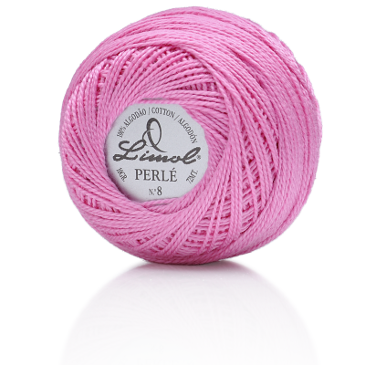 Novelo de fio rosa de algodão com etiqueta branca no centro.