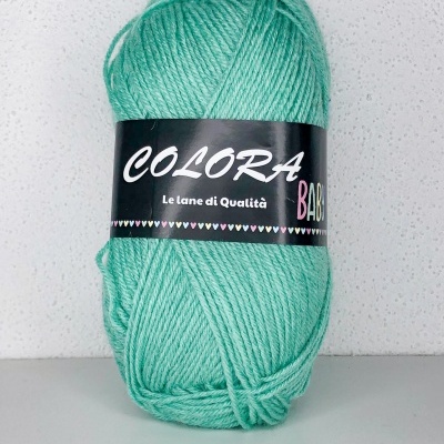 Novelo de fio de lã verde água com rótulo preto