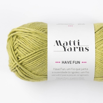 Novelo de fio de lã verde claro Matti Yarns com etiqueta branca 'HAVE FUN'