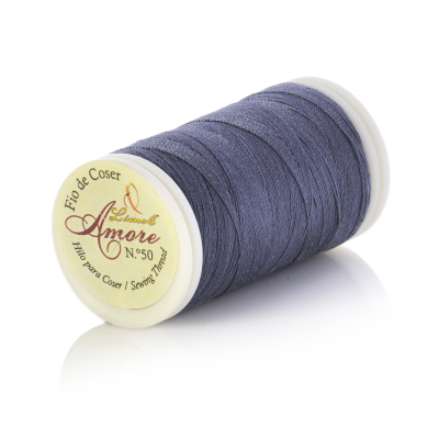 Carretel de linha de costura azul escuro com etiqueta Amore tipo N.°50
