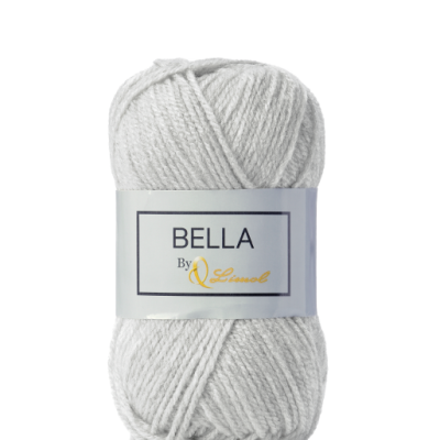 Novelo de lã cinzento claro com etiqueta branca e texto BELLA By Q Limol.