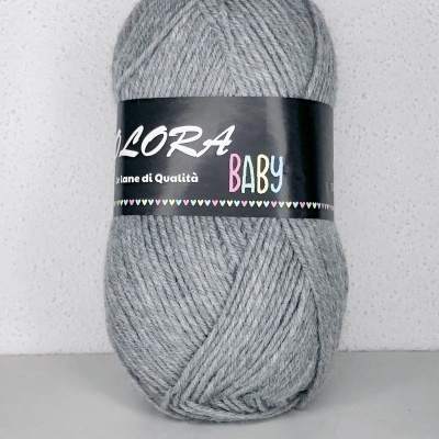 Novelo de lã cinzenta com etiqueta preta e texto colorido